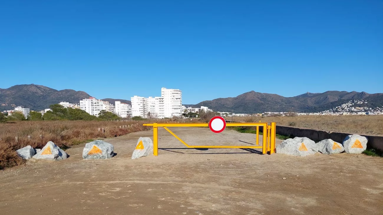 Accès interdit en voiture à la zone réservée aux chiens, plage de la Rubina, 